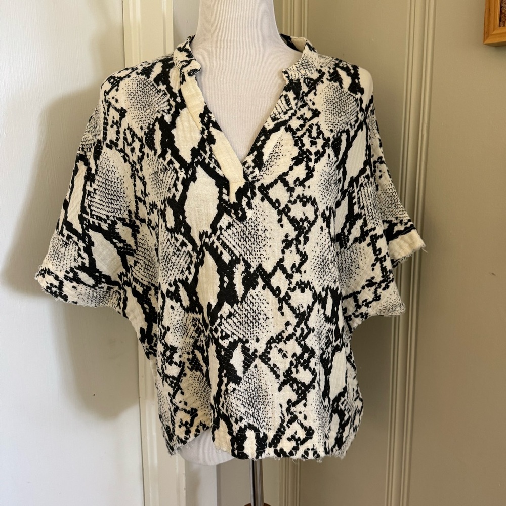 Sen size M cotton cream and black snake top